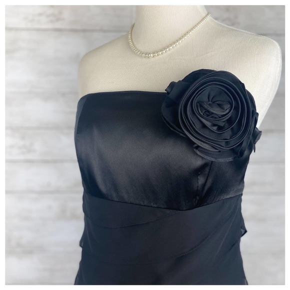 **TAKING DOWN** White House Black Market Big Flower Waterfall Dress - Picture 2 of 10